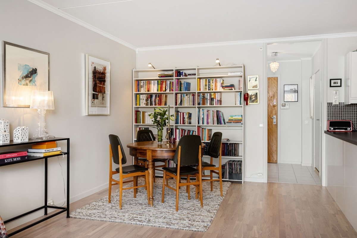 God plass til spisebord hvor venner og familie kan samles til hyggelige måltider Galleribilde