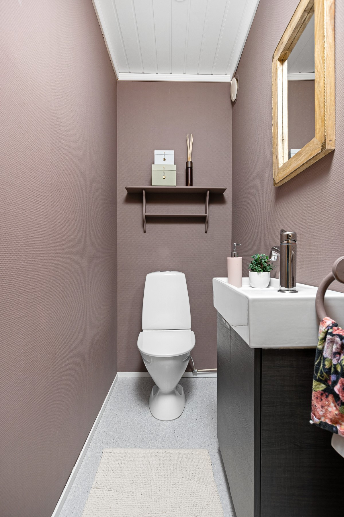 Eget wc-rom med gulvstående toalett og servant