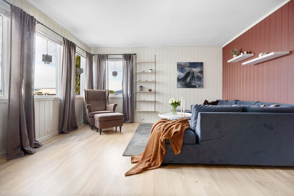 Kvartsvegen 201 er et meget innbydende rekkehus. Peis i stuen skaper en hjemmekoslig atmosfære