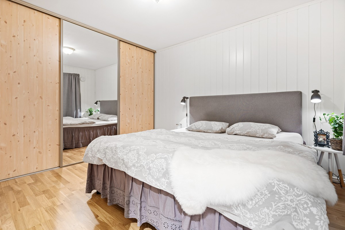 Soverom 1/3 - Hovedsoverommet er romslig med plass til stor seng