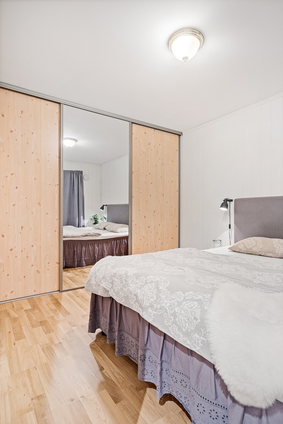 Her finner du også en romslig skyvedørsgarderobe med rikelig plass for oppbevaring!