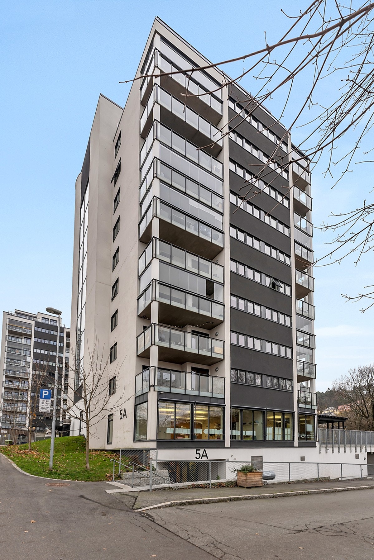 Her har du nærhet til alt av kommunikasjon og gode servicetilbud, med kort avstand til både Oslo sentrum, marka og flotte parker! Galleribilde