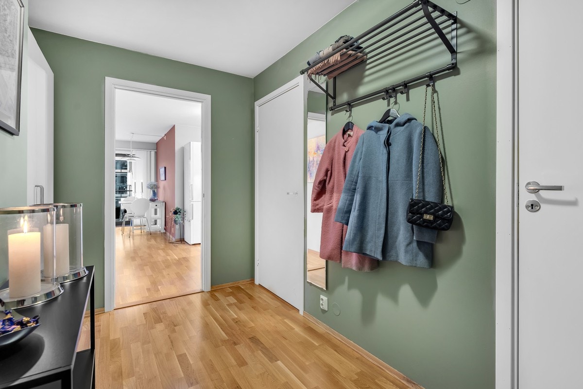 Når du kommer inn i boligen, er det første du møter en trivelig entré. Dette er et herlig ''første møte'' med boligen. Galleribilde
