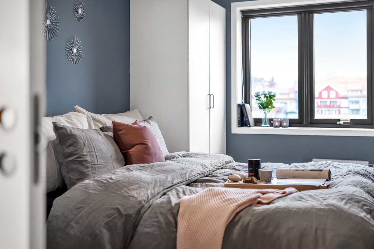 Soverommet er av god størrelse og har malte flater i smakfulle farger fra 2019. Galleribilde