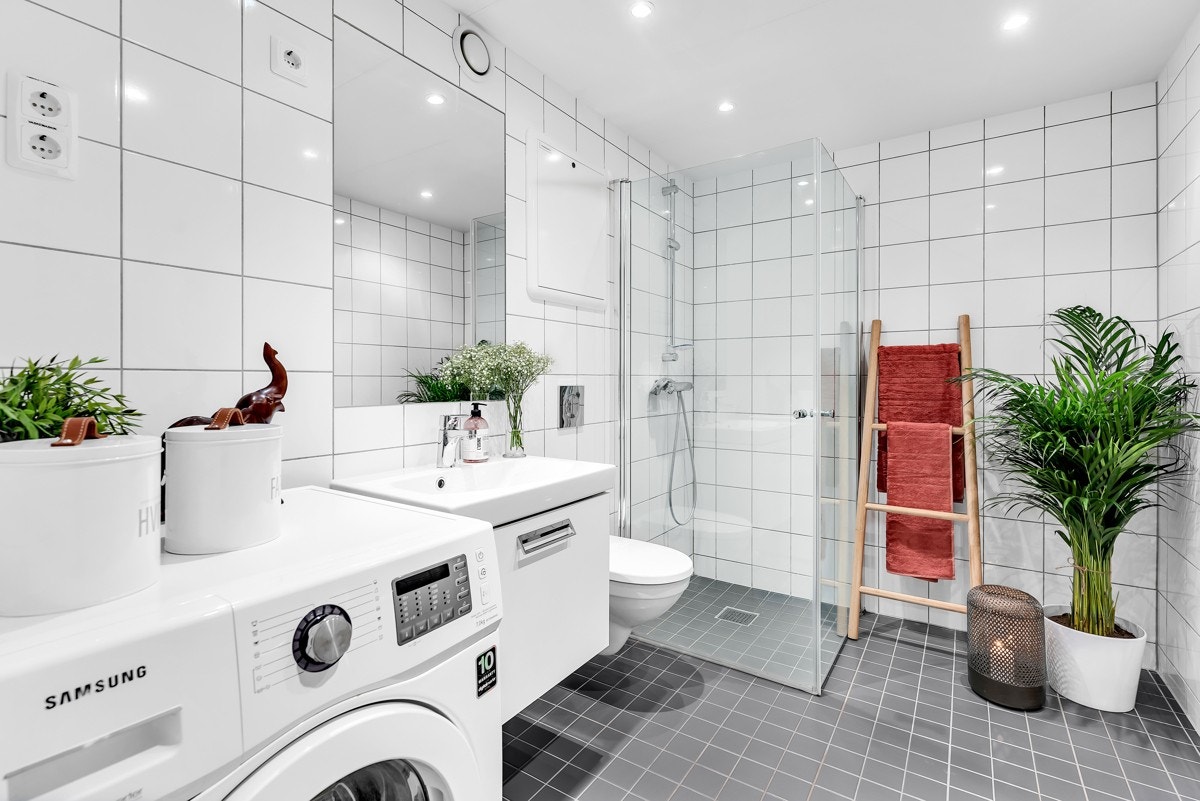 Badet er lekkert, praktisk og romslig. Her får man en behagelig start på dagen med deilig gulvvarme og godt med albuerom. Galleribilde
