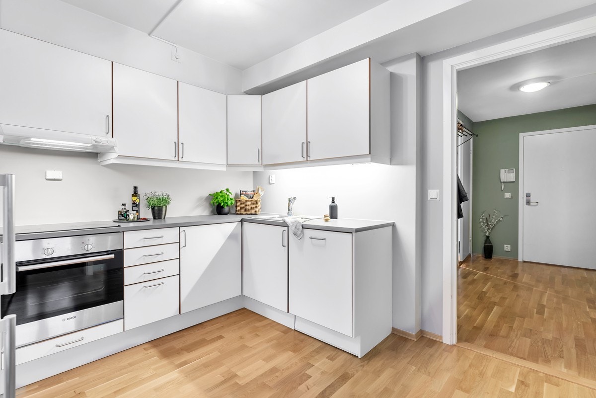Videre finner du integrerte hvitevarer som komfyr og oppvaskmaskin fra Bosch, samt ventilator. Galleribilde