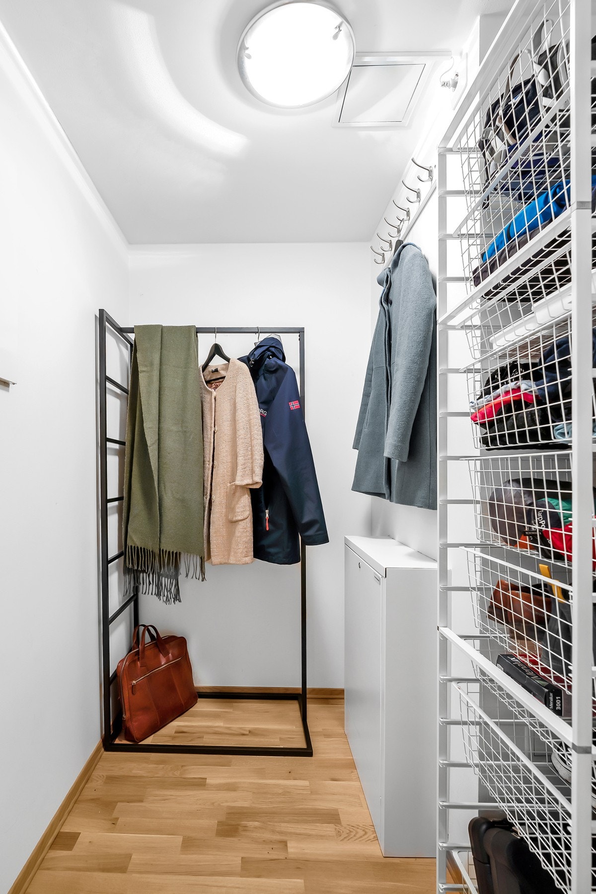 Gangen er tilknyttet boligens innvendige bod, så her er det rikelig med oppbevaringsmuligheter. Galleribilde