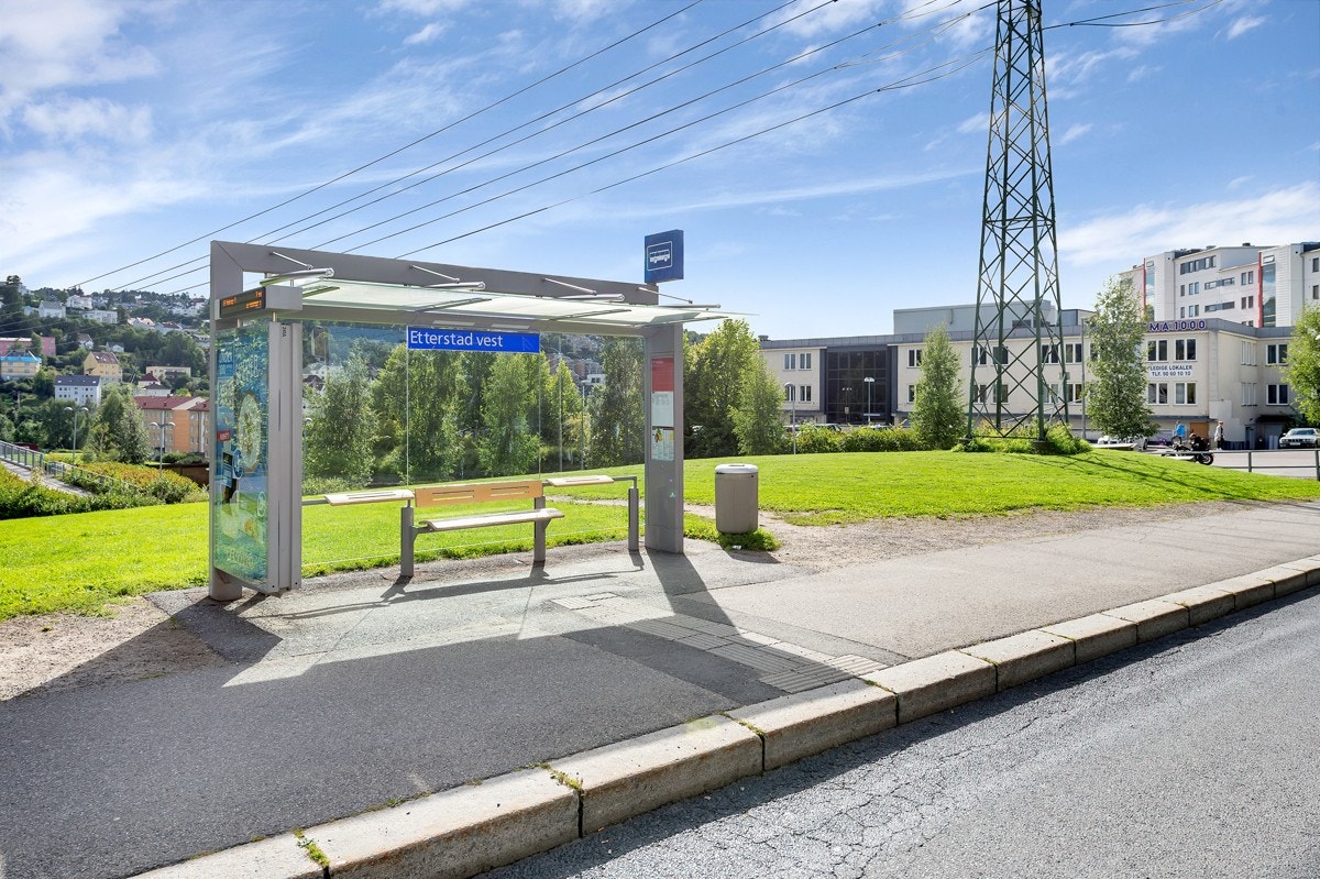 Det er godt med offentlig kommunikasjon like ved boligen. 37-bussen finner du i 5 minutters gange fra boligen. Galleribilde