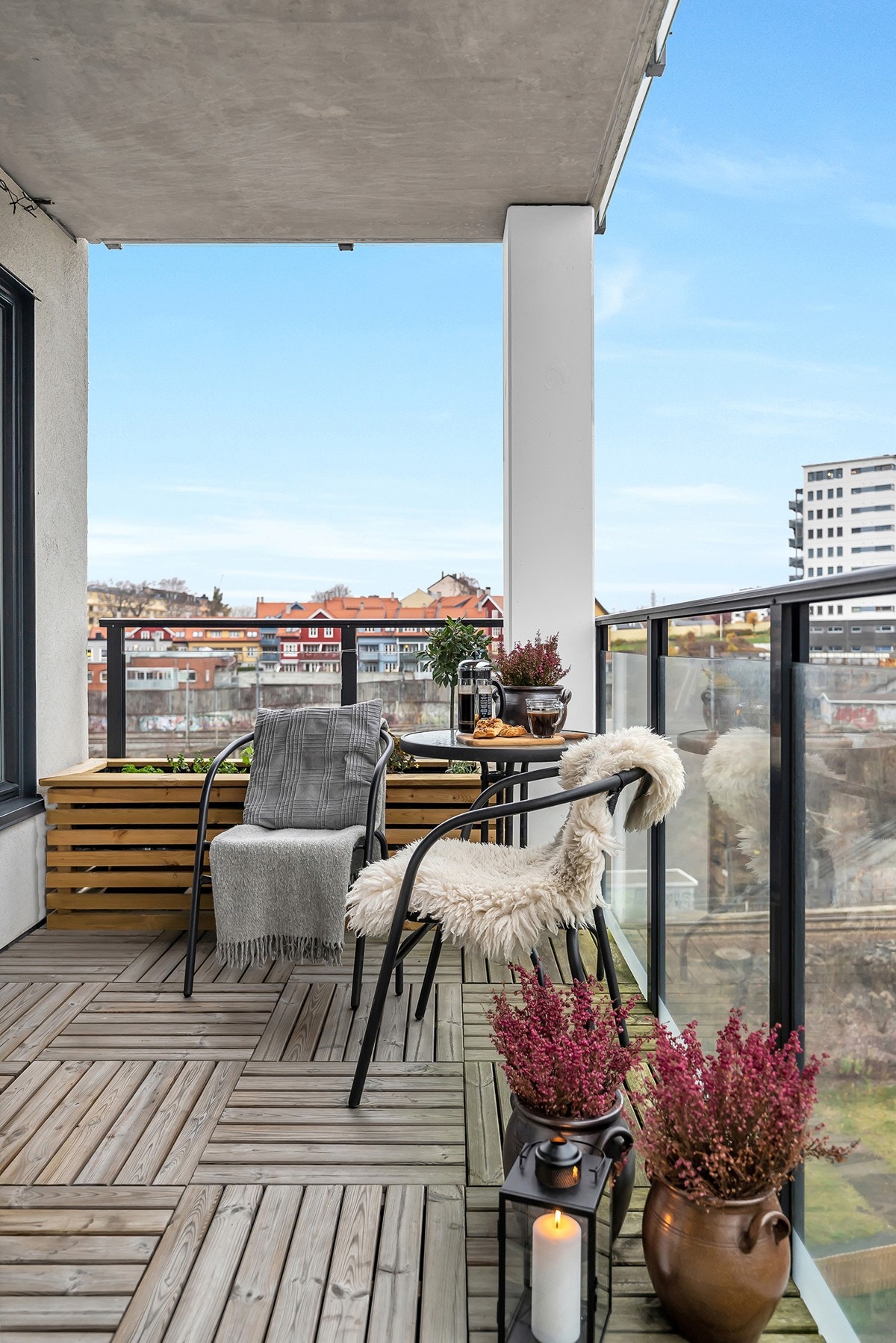 Her har du god plass til utemøblement, grill og beplantning. Galleribilde
