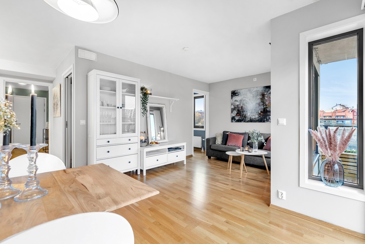 Vinduskarmene er brede med plass til pynt og dekor. Galleribilde