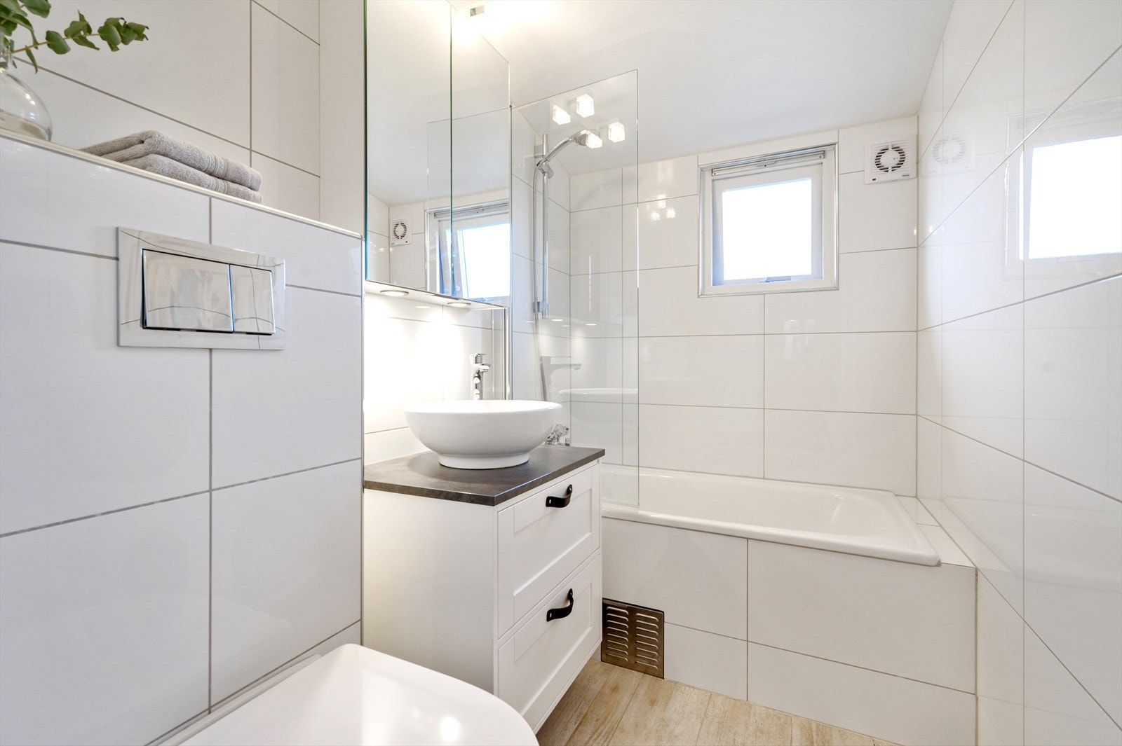 Delikat flislagt bad med badekar. Galleribilde