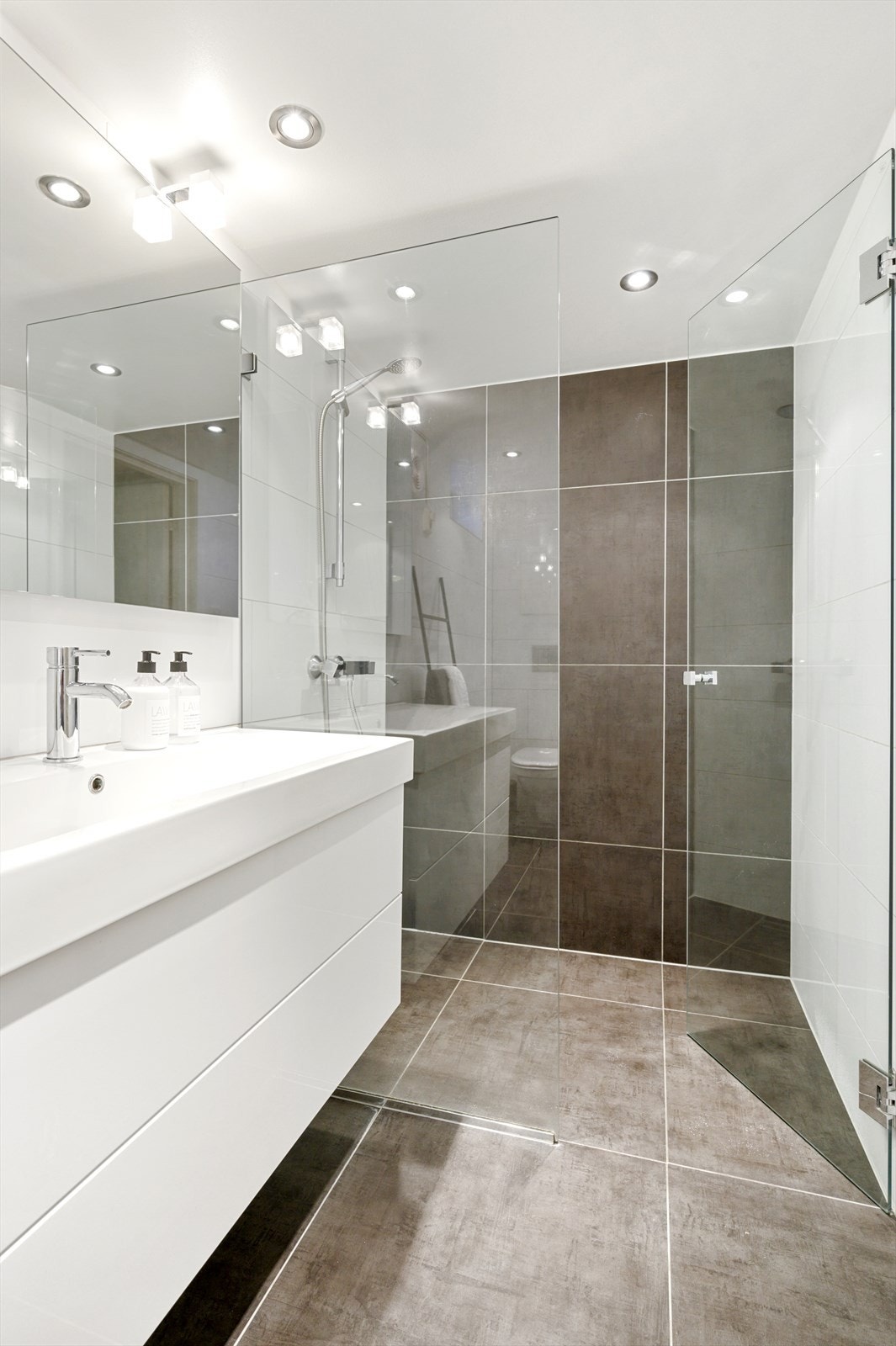 Delikat flislagt bad. Galleribilde