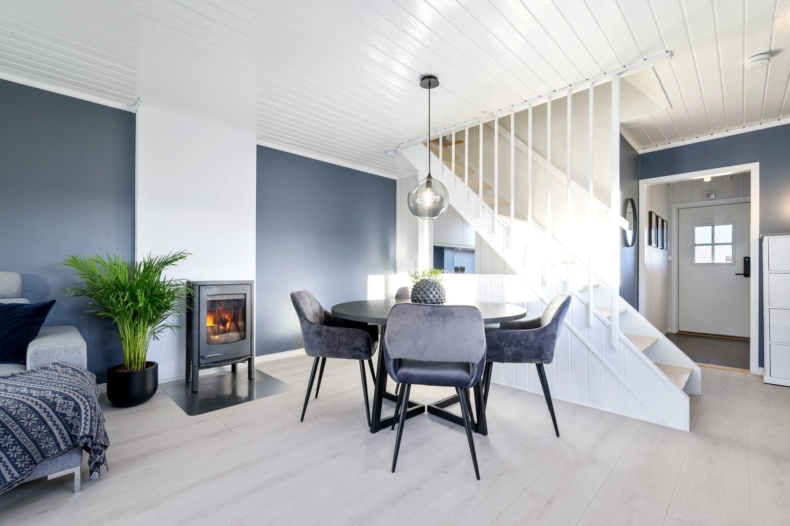 Arealeffektiv stue med plass til spisebord. Galleribilde