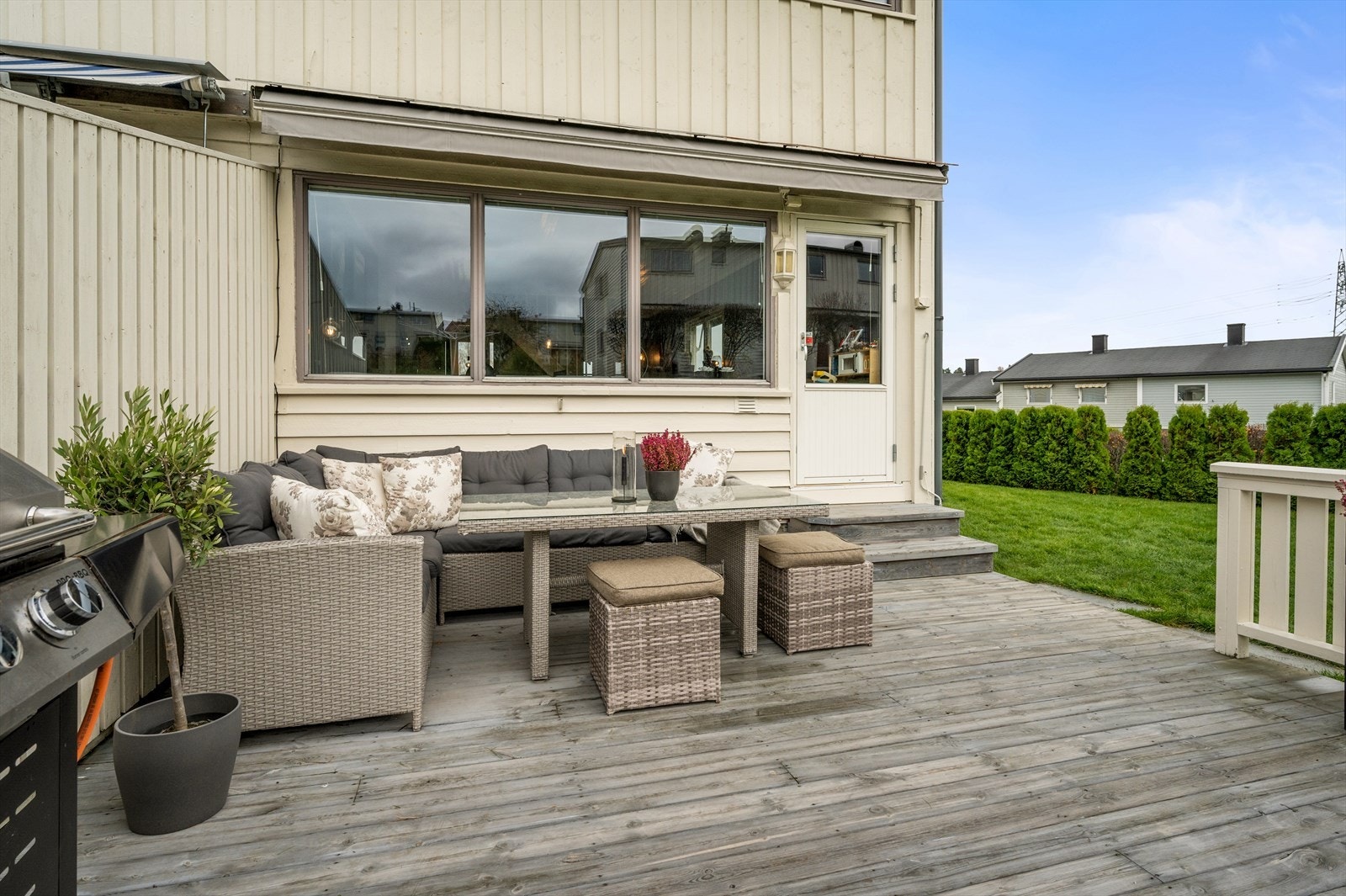 Arealeffektiv uteområde med plass til stor sofagruppe og grill. Galleribilde