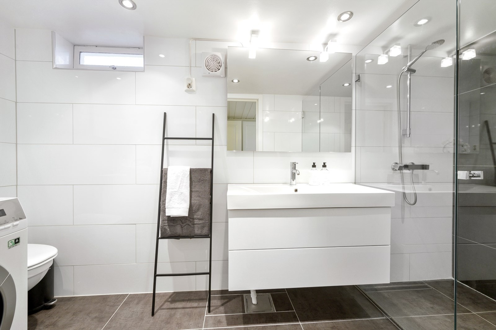 Delikat flislagt bad pusset opp i 2011. Galleribilde