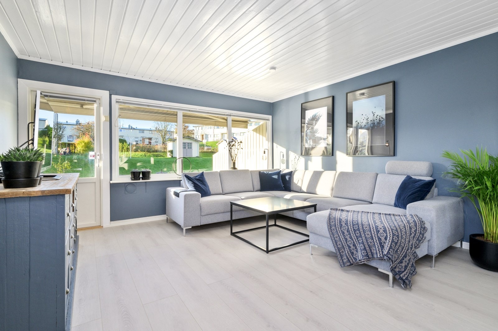 Utgang til terrasse på 18.5 kvm og hage fra stuen. Galleribilde