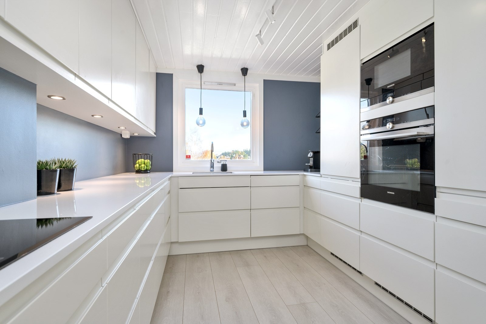 Kjøkken fra Norema med integrerte hvitevarer. Galleribilde