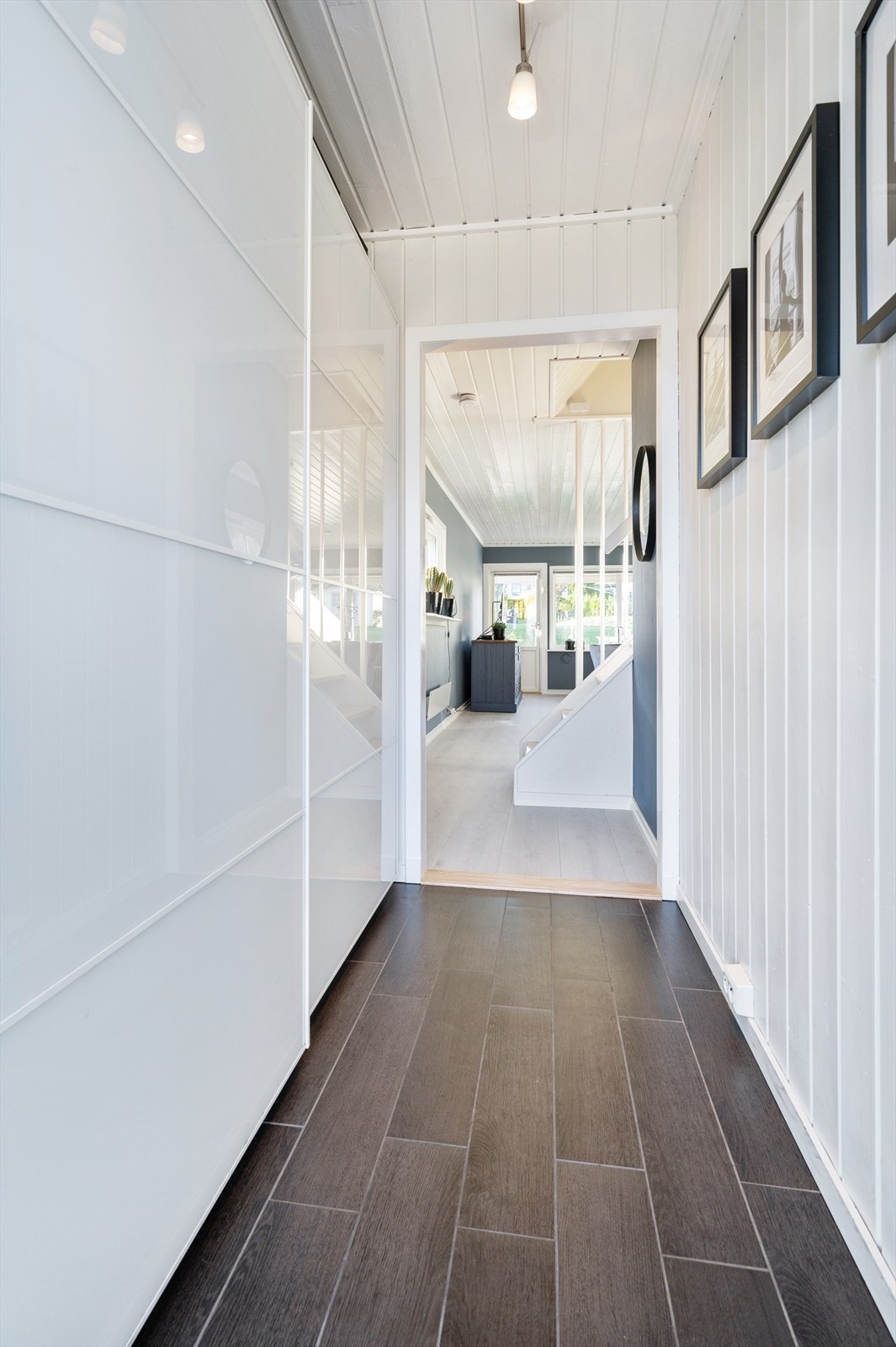 Gode oppbevaringsmuligheter i entréen. Galleribilde