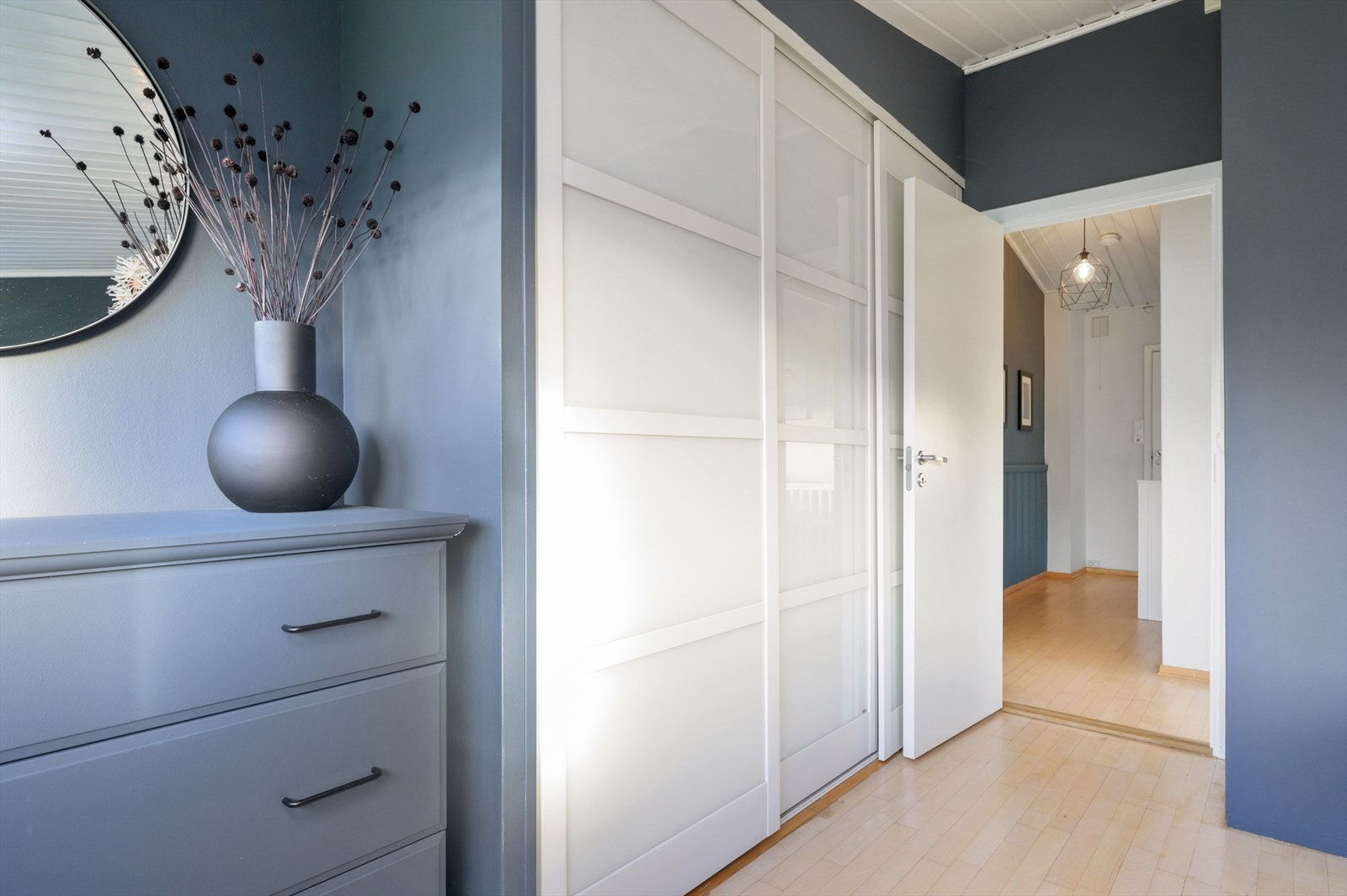 Gode oppbevaringsmuligheter på hovedsoverommet. Galleribilde