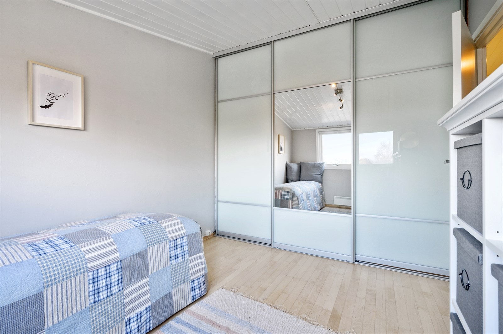 Soverom med plass til seng og skyvedørsgarderobe. Galleribilde