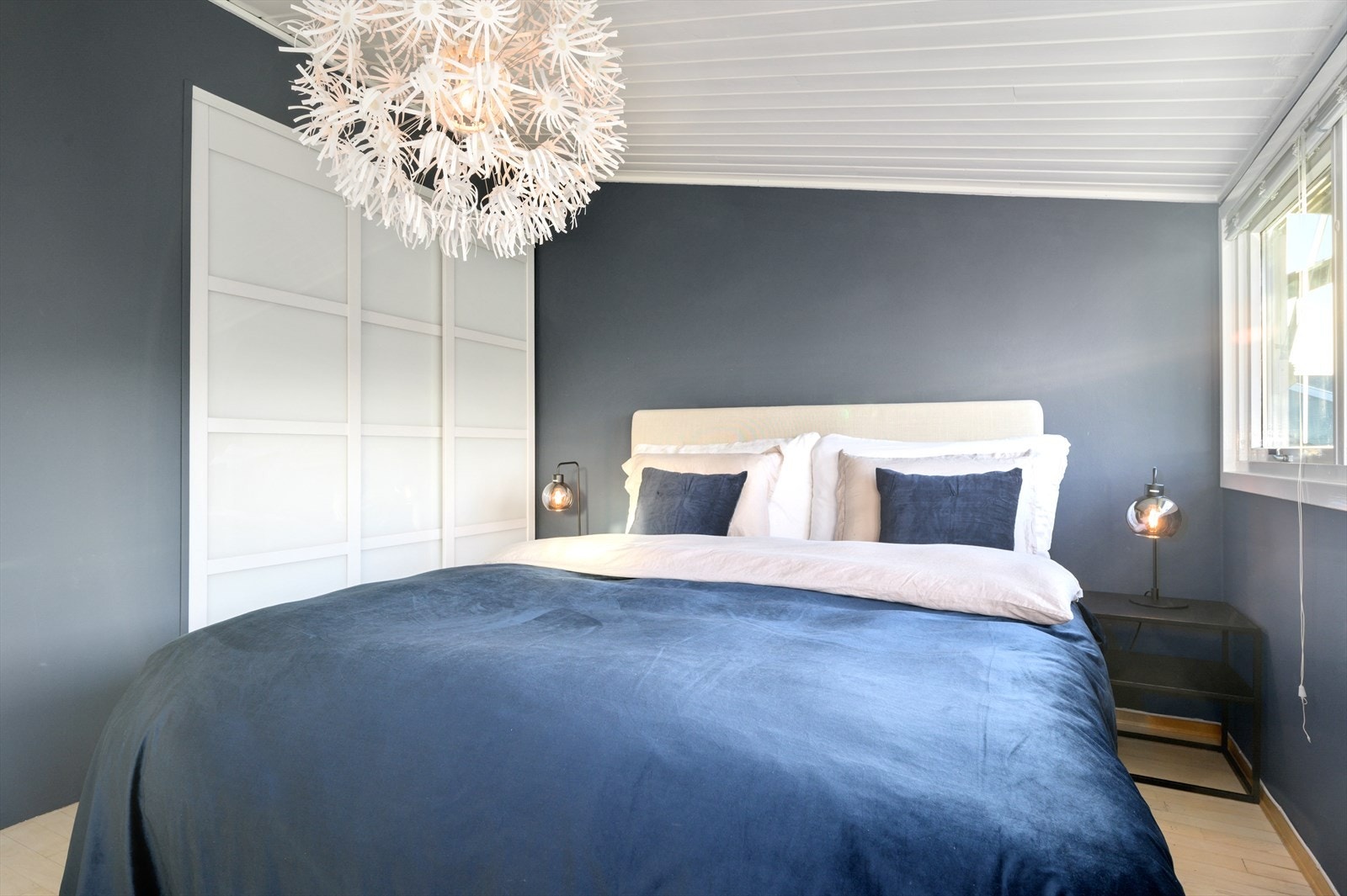 Stor hovedsoverom med god skapplass. Galleribilde