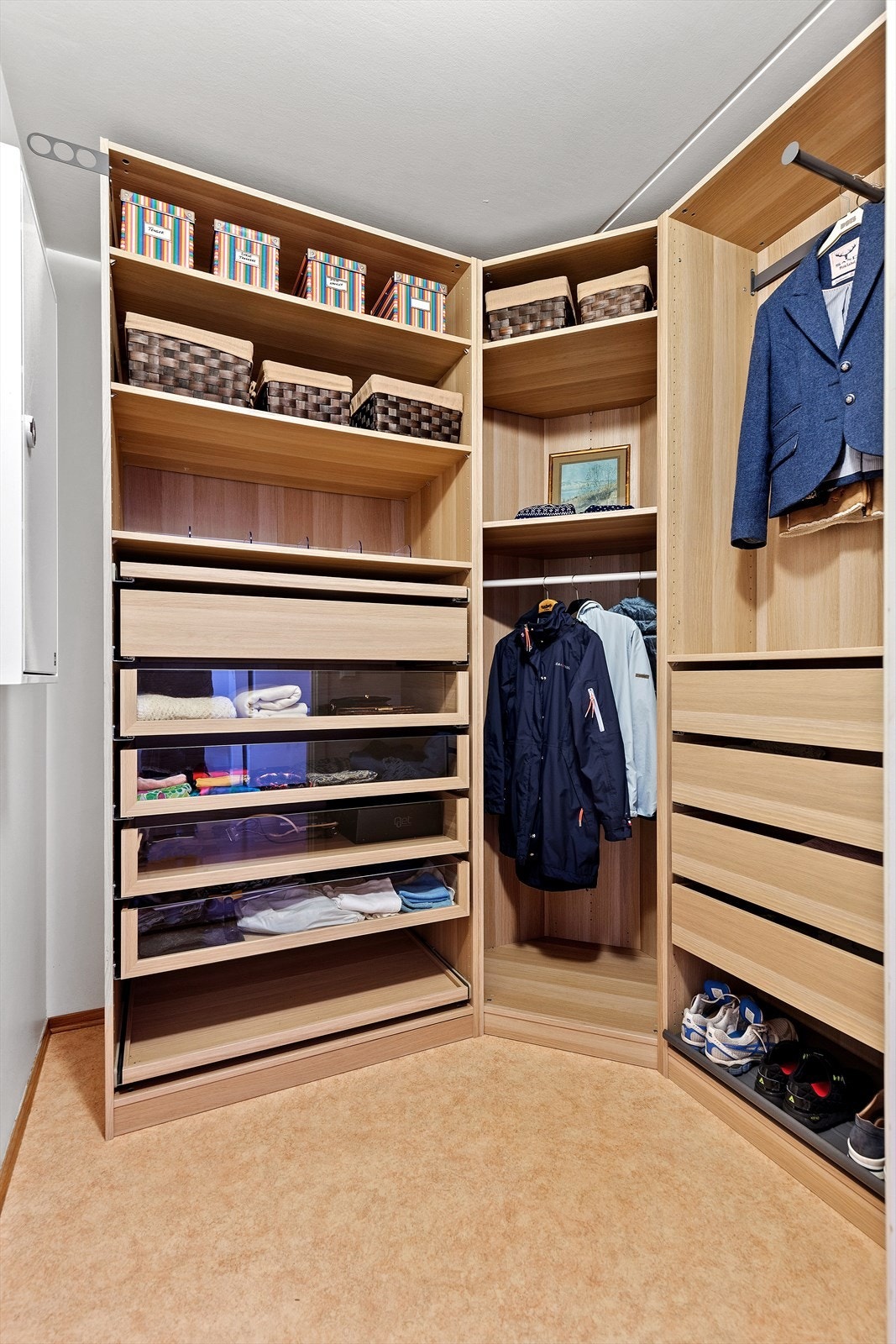 Godt med oppbevaringsplass i garderobe/innvendig bod på 4 kvm. Galleribilde