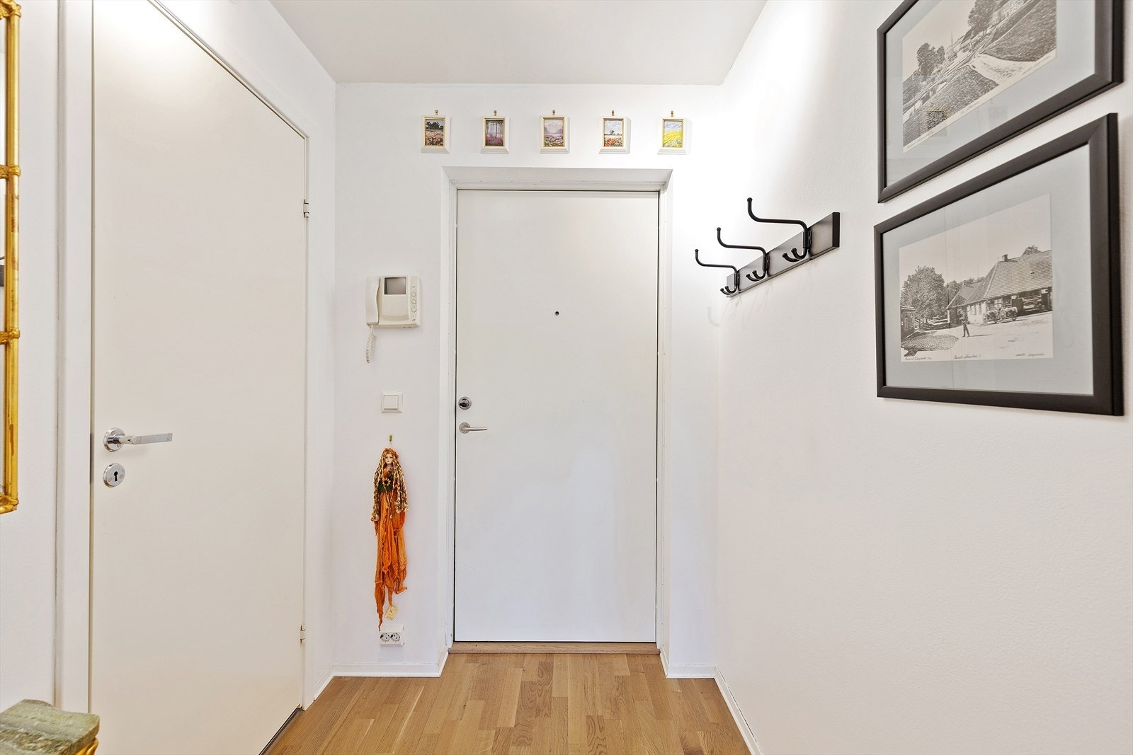 Det er god plass til å henge fra seg yttertøy og sko. Galleribilde