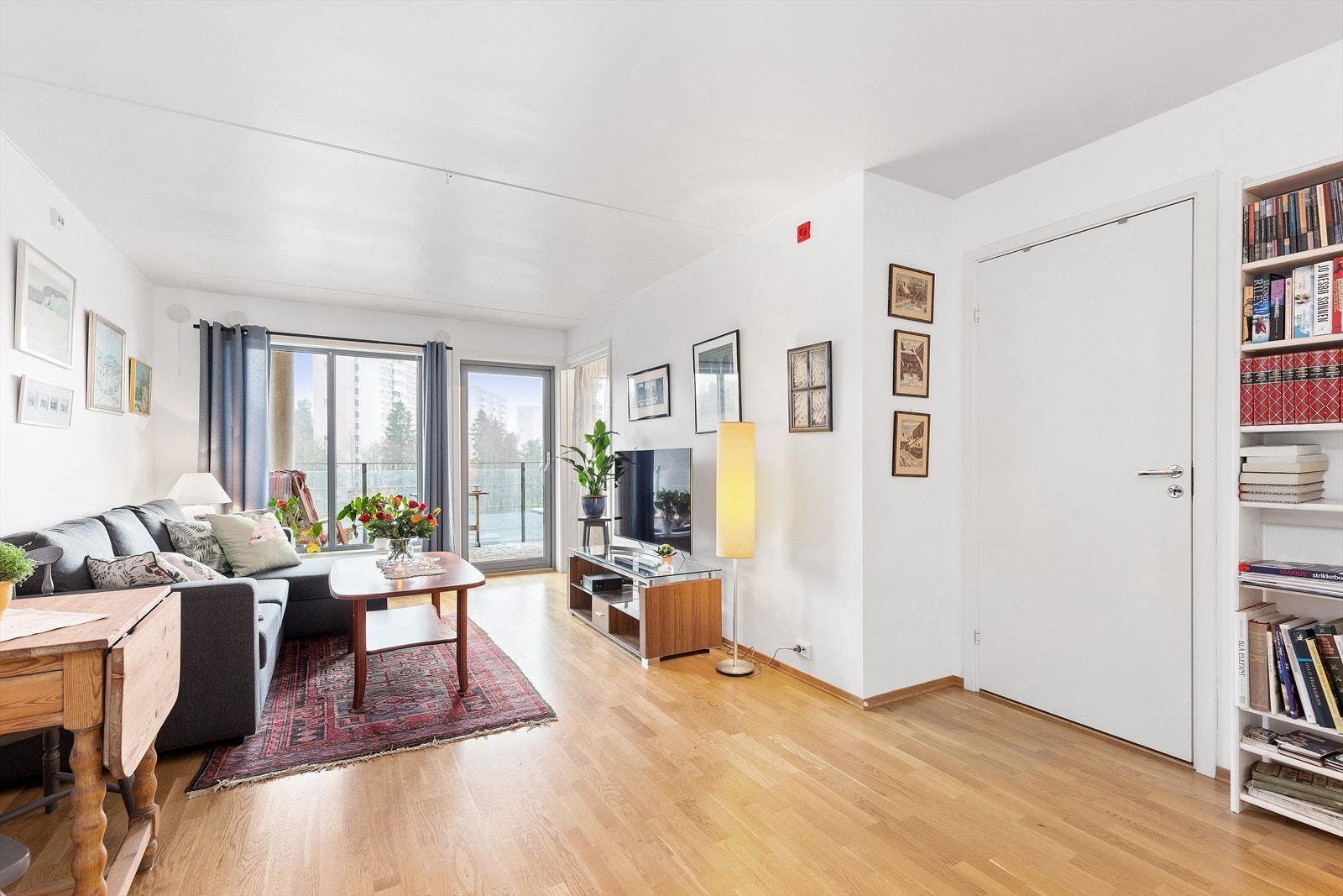 Stuen er lysmalt og har parkettgulv som gjør det enkelt å flytte rett inn, eller sette sitt personlige preg på boligen. Galleribilde