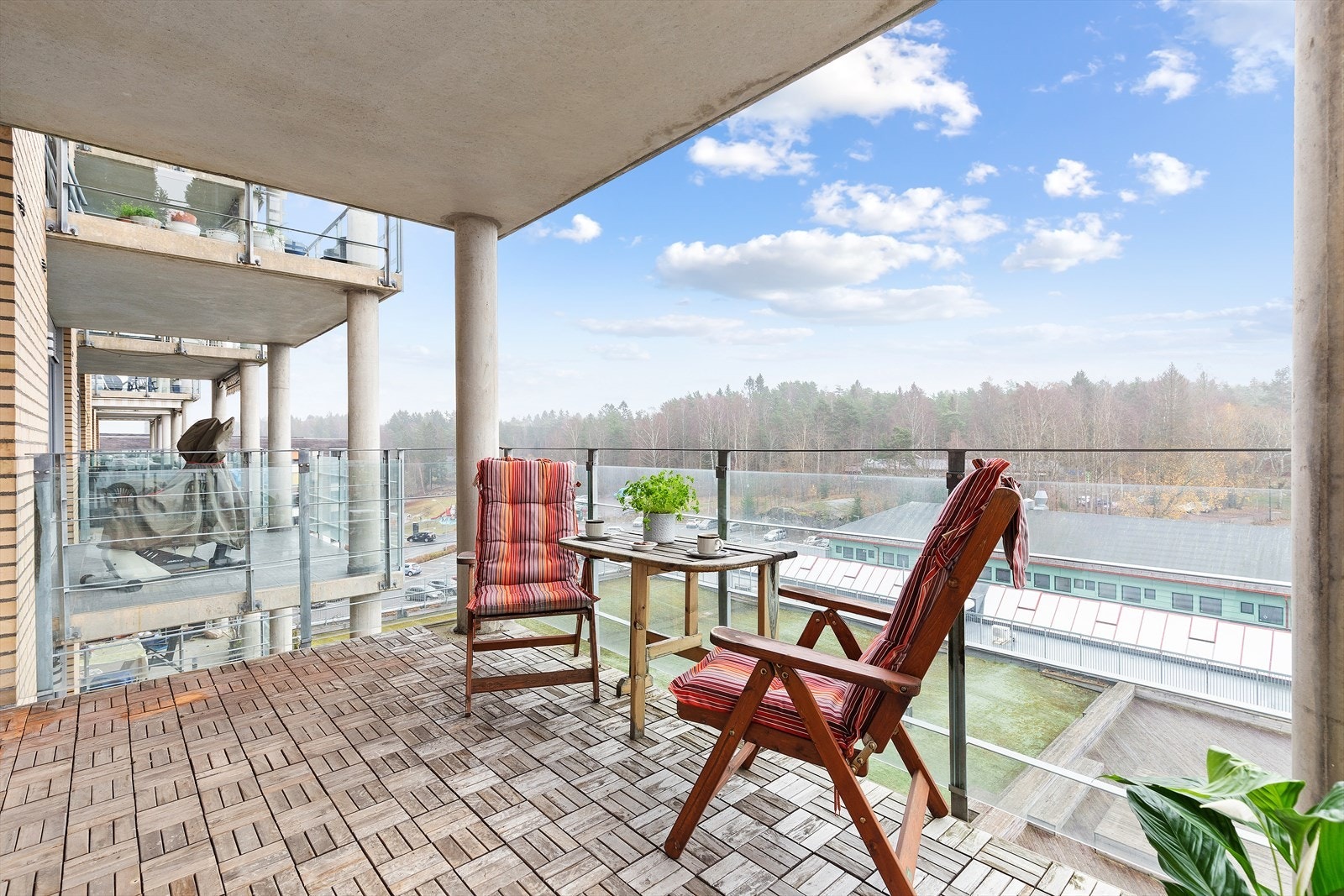 Utgang til en sydøstvendt balkong med gode solforhold og flott utsyn mot Bølerskogen. Galleribilde