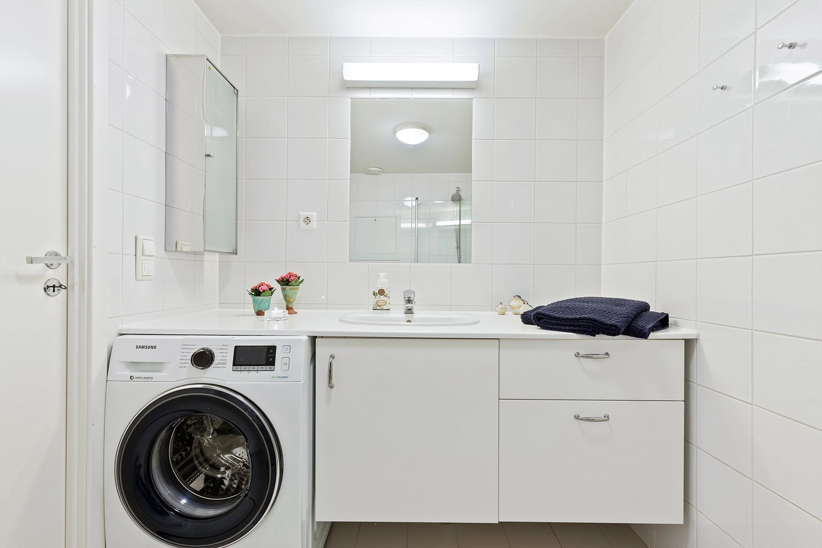 Servant nedfelt i laminatplate med underskap. Det er opplegg for vaskemaskin. Galleribilde