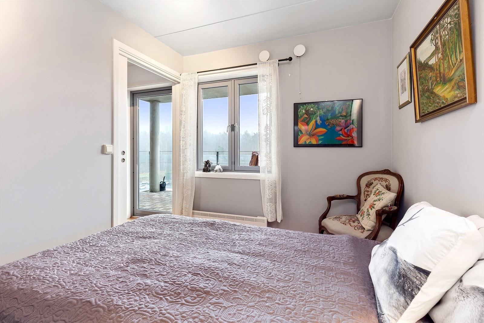 Her er det god plass til dobbeltseng og nattbord. Galleribilde