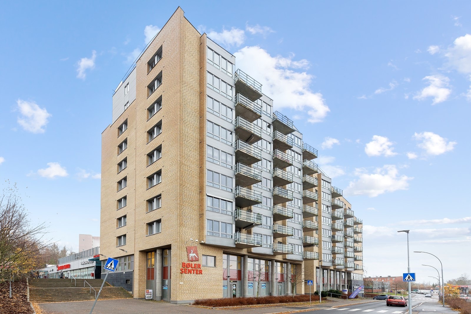 Leiligheten har en sentral plassering midt på Bøler, i samme bygg som Bøler Senter og få skritt unna T-banen. Galleribilde