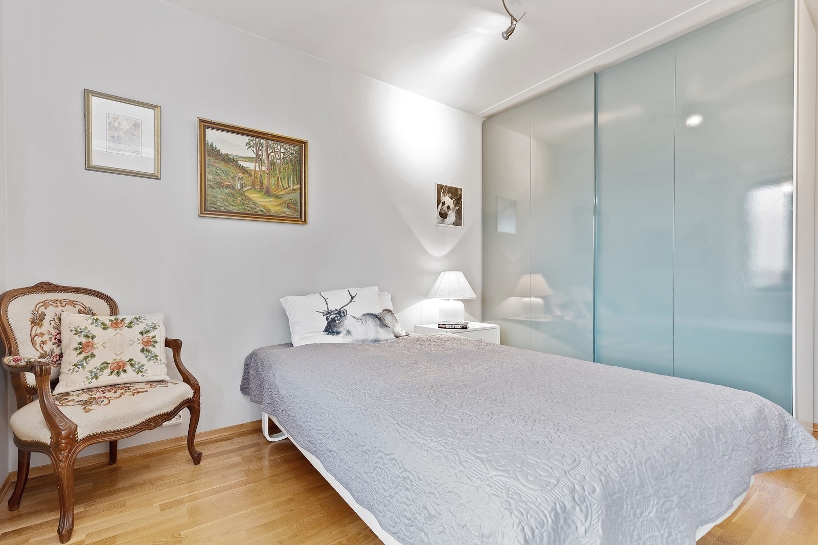 Lyst og romslig soverom med stor skyvedørsgarderobe. Galleribilde