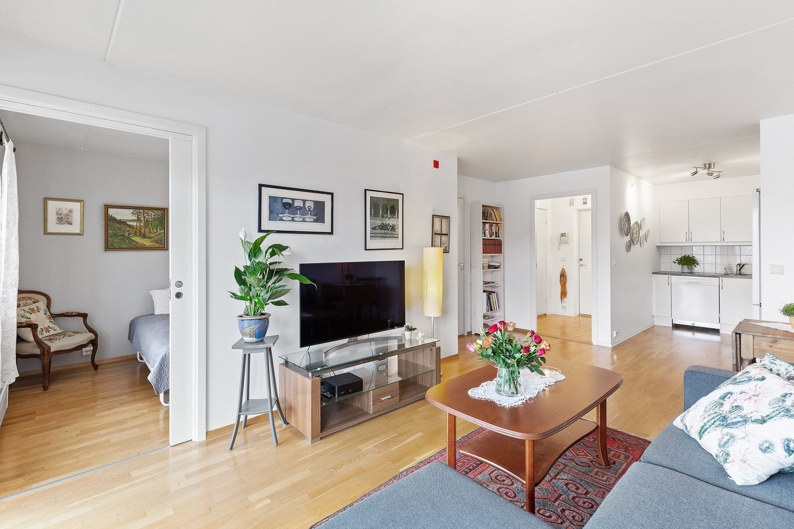 Store vindusflater slipper inn godt med lys og skaper en hyggelig atmosfære i leiligheten. Galleribilde