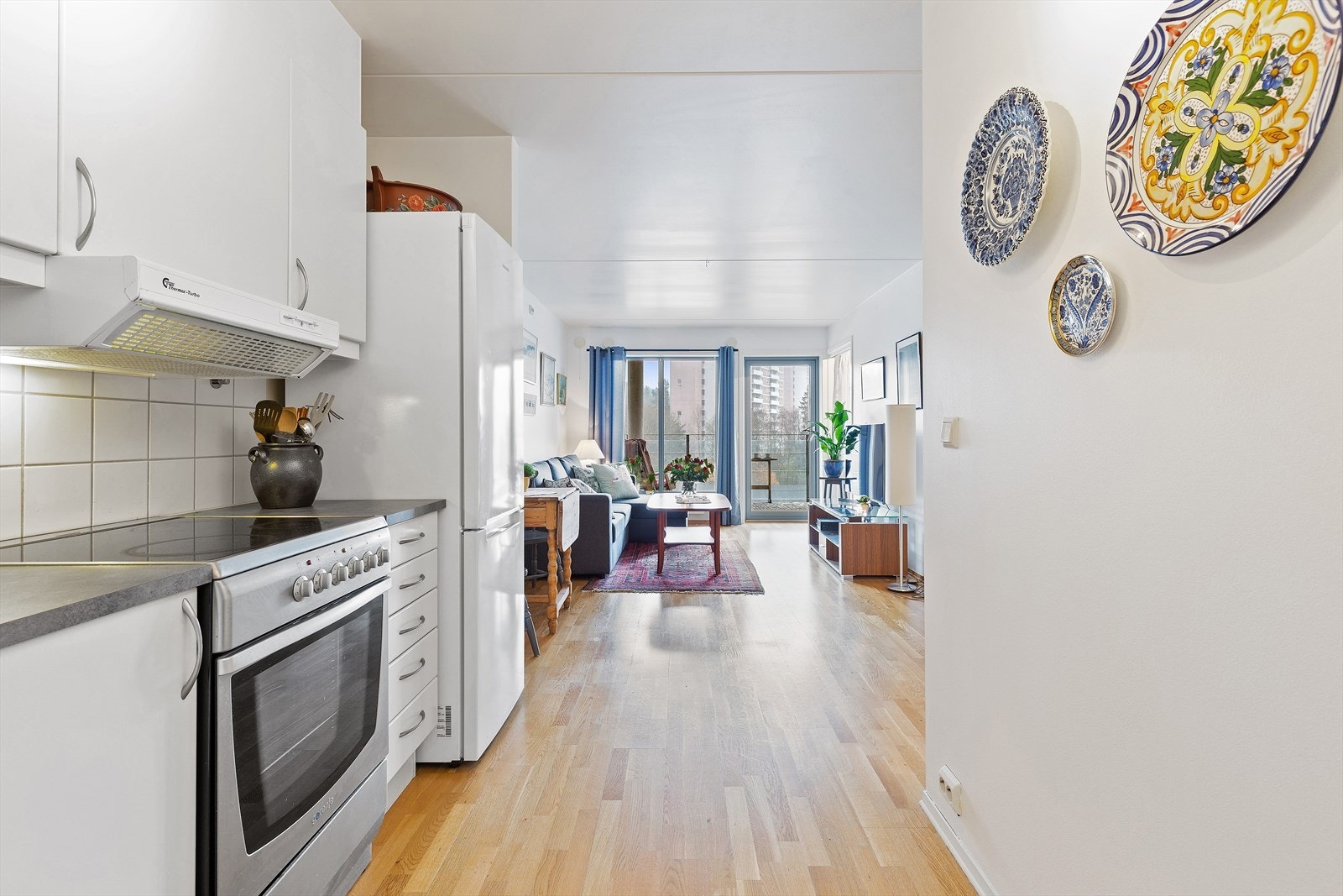 Hvitevarer som stekeovn, kjøl-/fryseskap og oppvaskmaskin. Stekeovn og oppvaskmaskin medfølger. Galleribilde