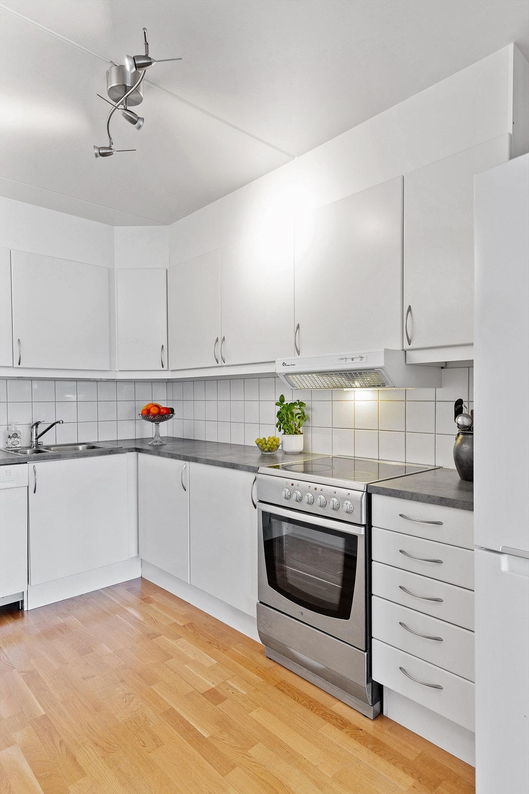 Åpen kjøkkenløsning med takhøy innredning. Galleribilde