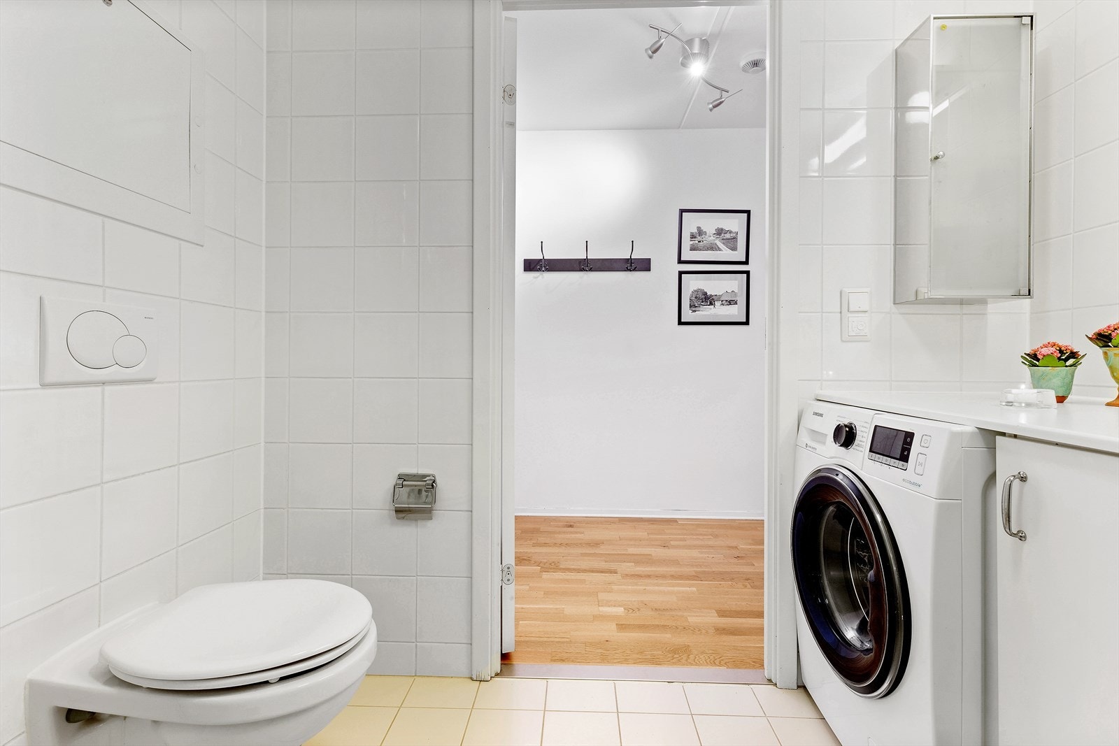 Pent og flislagt bad. Galleribilde