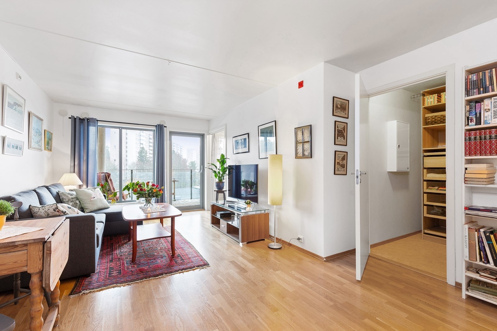 Lun og innbydende stue med god plass til sofagruppe og lite spisebord. Galleribilde