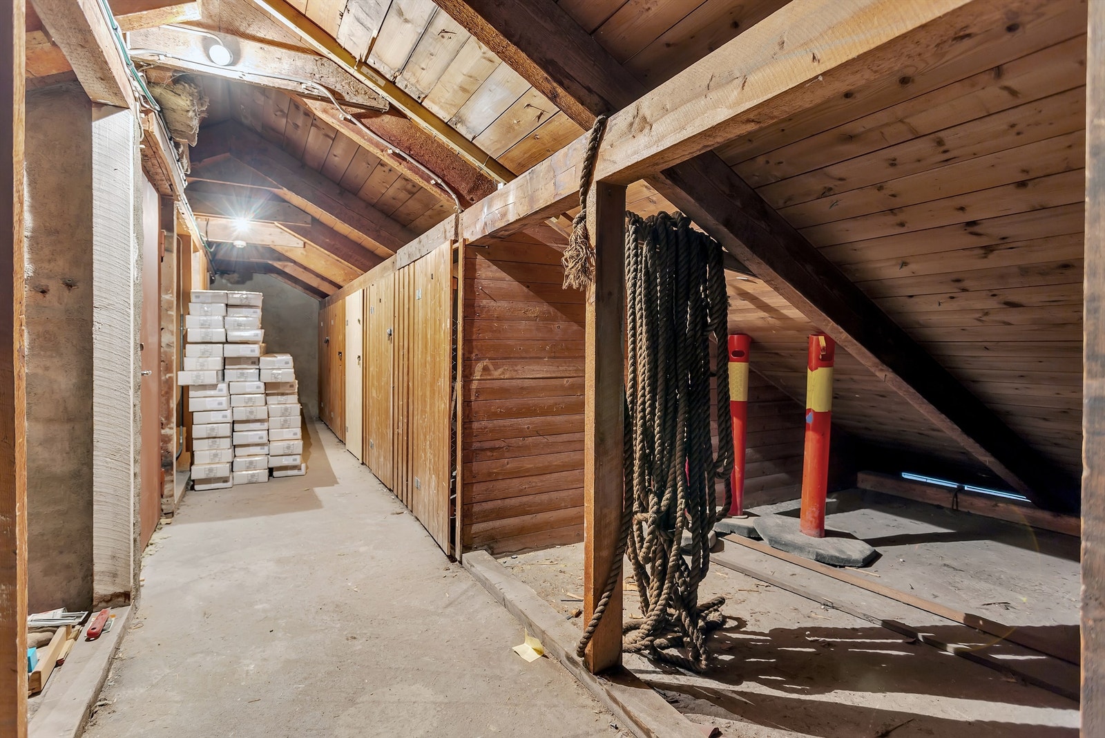 I tillegg medfølger det boder på ca. 2,6 og 7,6 m2 i gulvareal på felles loft. Galleribilde