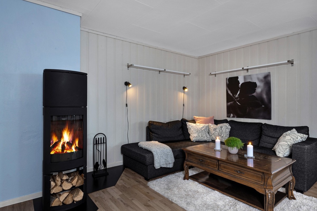 Pipeløpet er malt i en dus, lyseblå fargetone og har tilkoblet en høy peisovn for ekstra hygge. Galleribilde