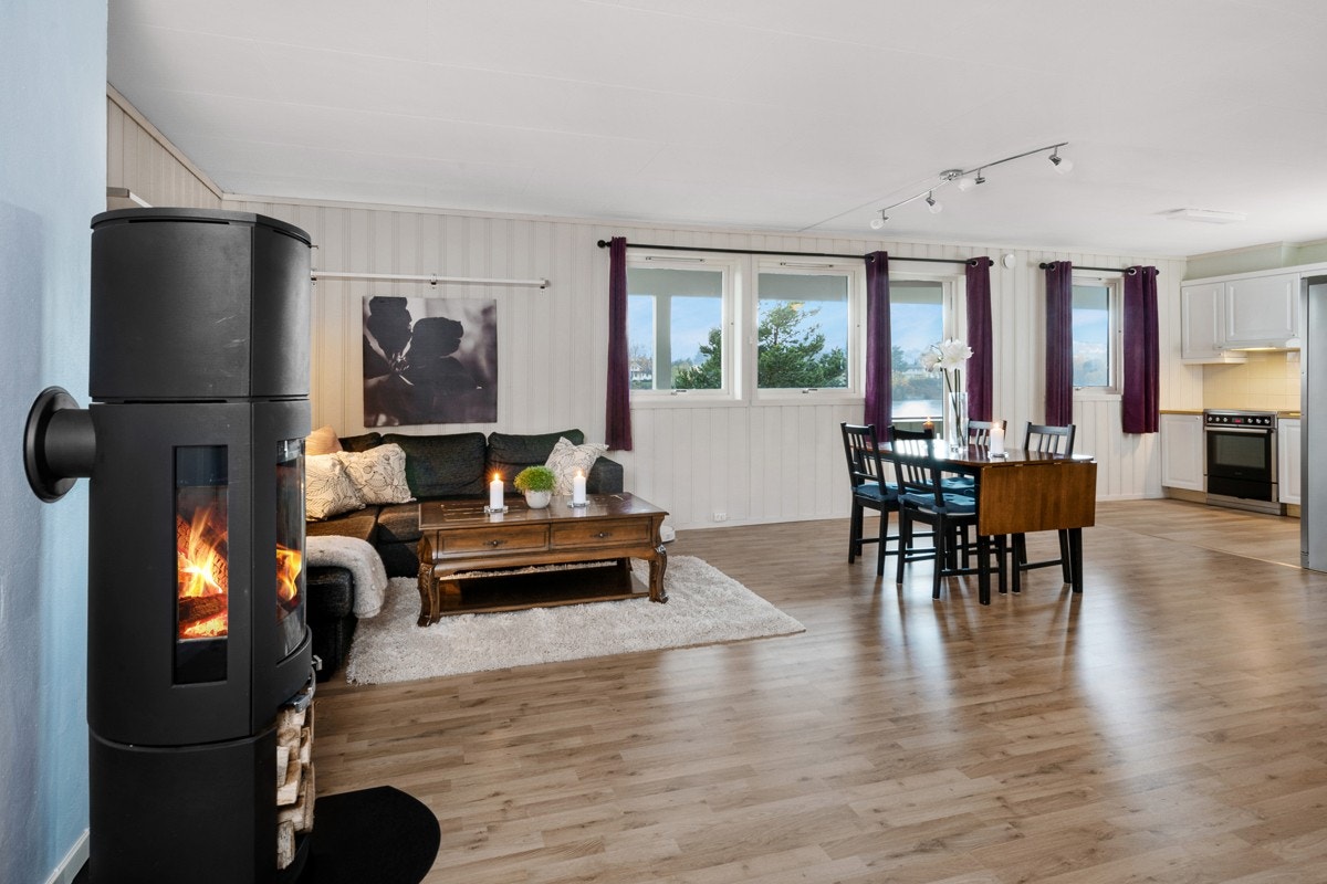 Dagslyset slipper inn fra vinduer på to vegger. Galleribilde