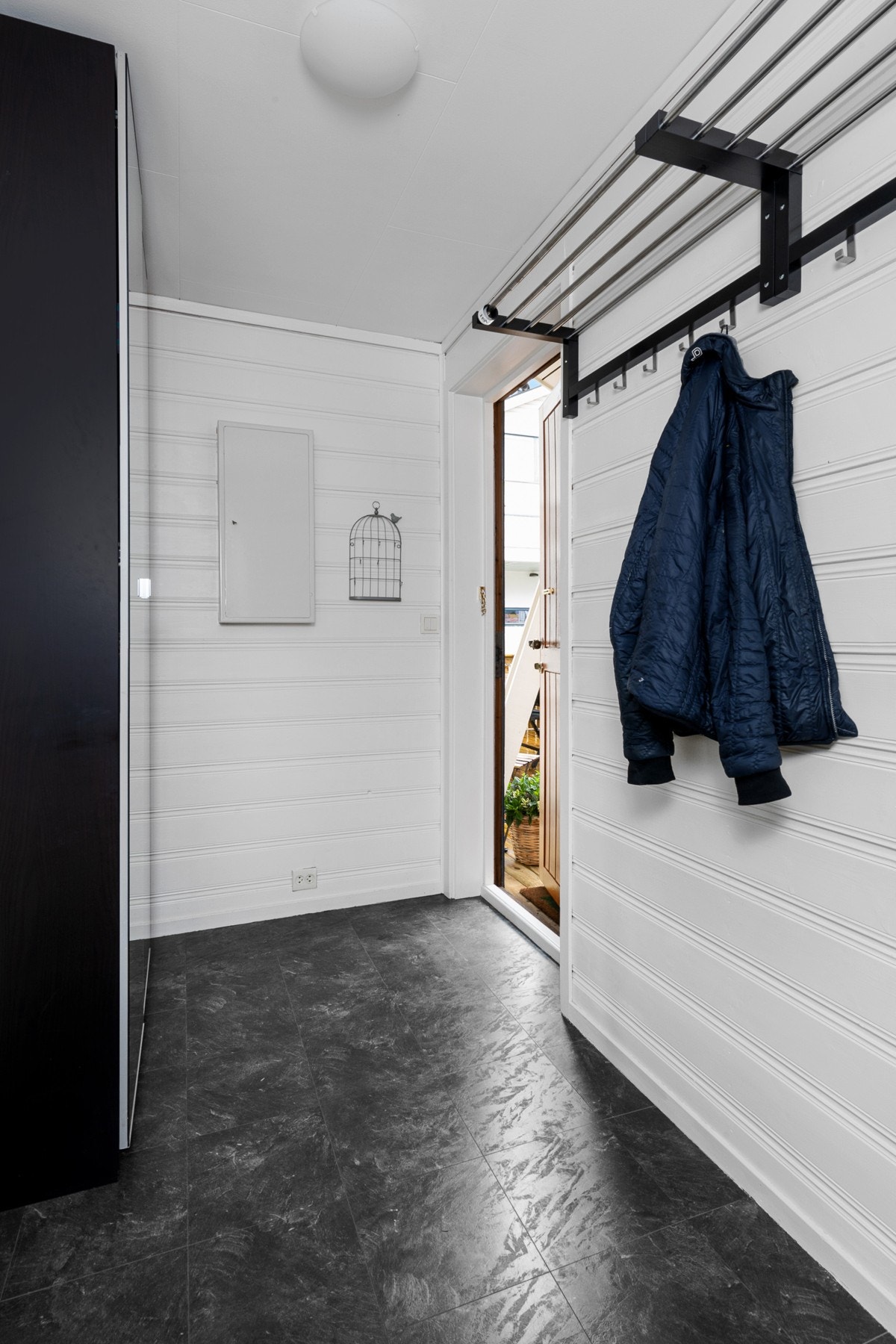 Entreen har en romslig speildørsgarderobe og åpen garderobeløsning. Galleribilde