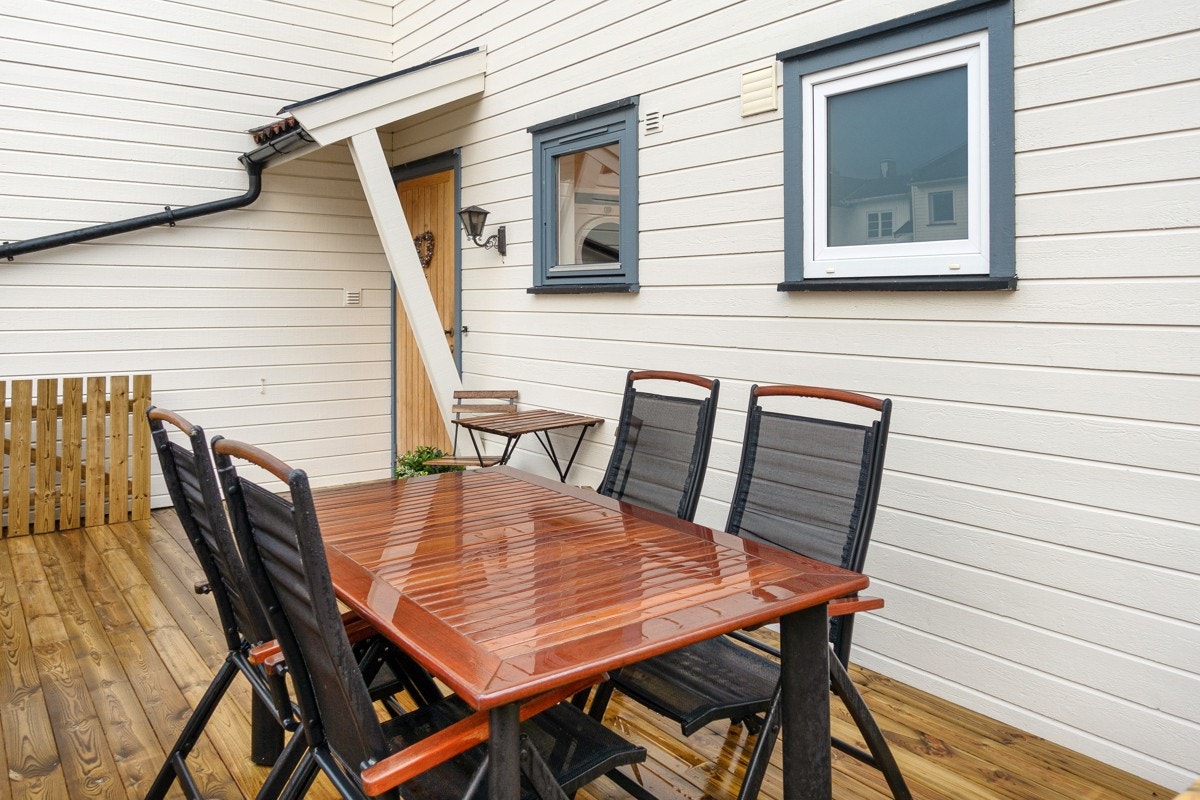 Ved inngangspartiet er det en nordøstvendt adkomstterrasse på ca. 17 kvm. Galleribilde