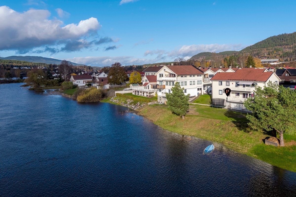 Pen halvpart av tomannsbolig - Nydelig elveutsikt - Solrike uteplasser - 3 sov - Garasje m/plass til 3 biler+verksted! Galleribilde