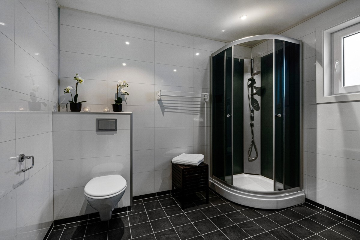 Badet er tidsmessig etter rehabilitering i 2014, har vindu og godt armslag. Galleribilde