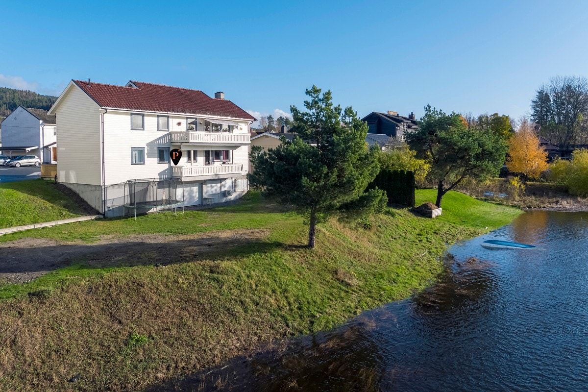 Nærhet til togstasjon, buss, sentrum og elven. Galleribilde