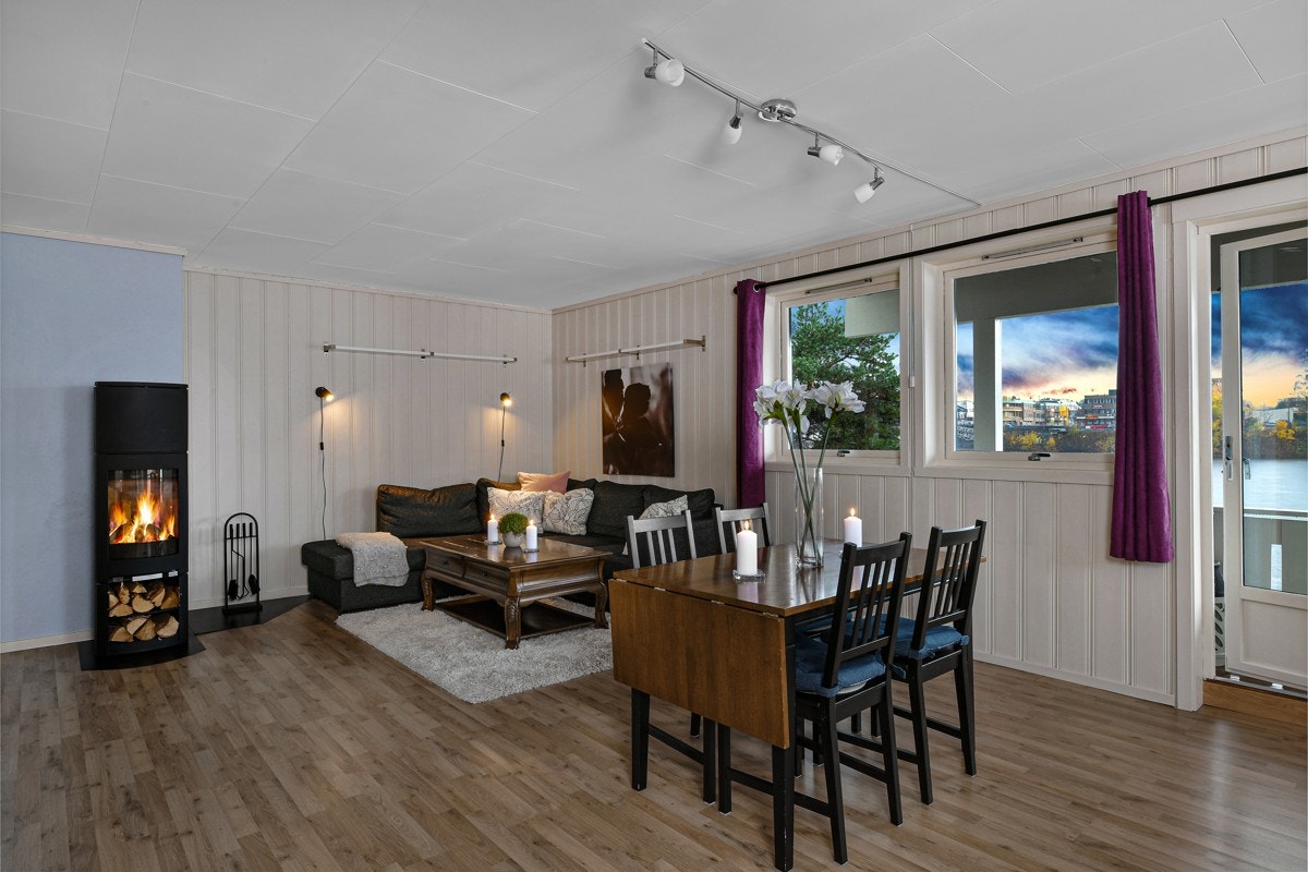 Tomannsboligen har en stor og luftig stue. Galleribilde