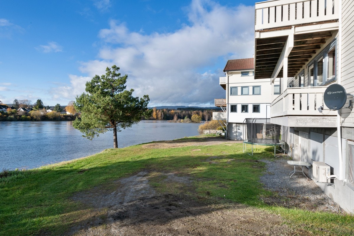 Tomten er solrik og pent opparbeidet. Galleribilde