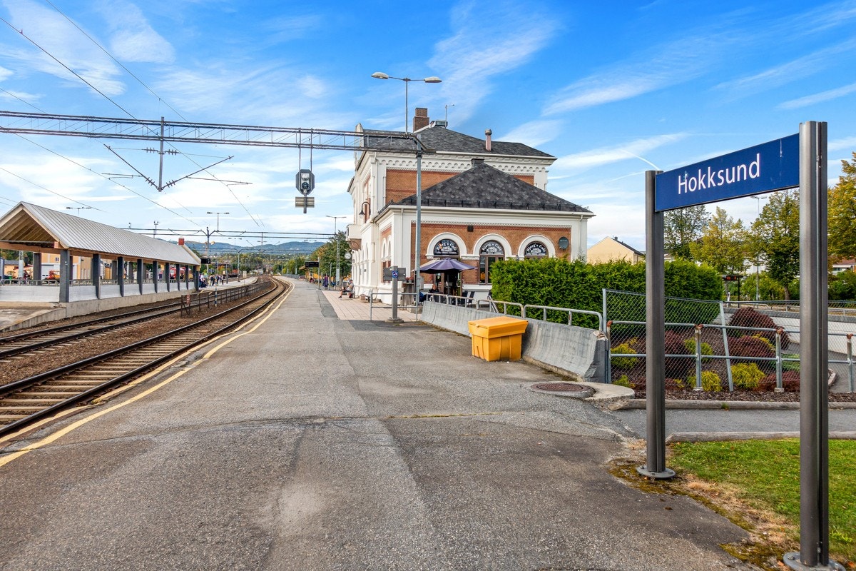 Det er ca. 13 minutters gange til Hokksund stasjon. Galleribilde