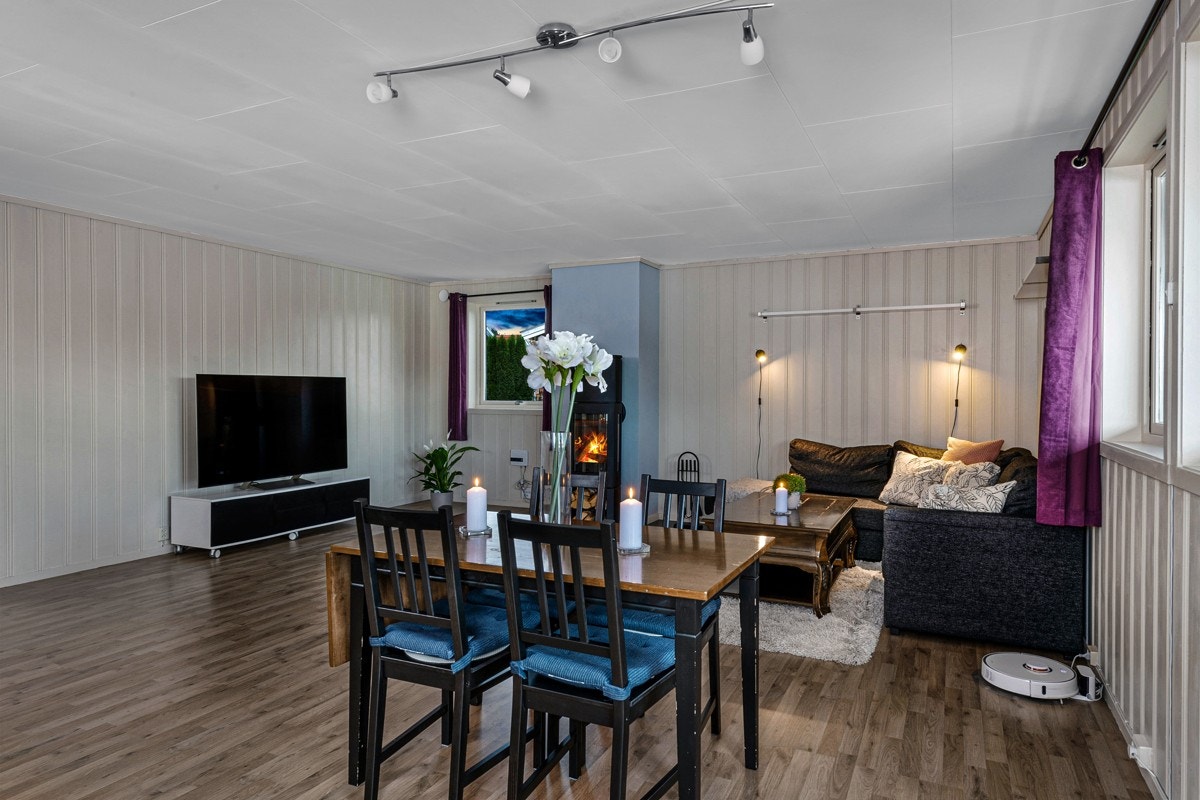 Stuen har god plass til både et spisebord og sofa møblement. Galleribilde